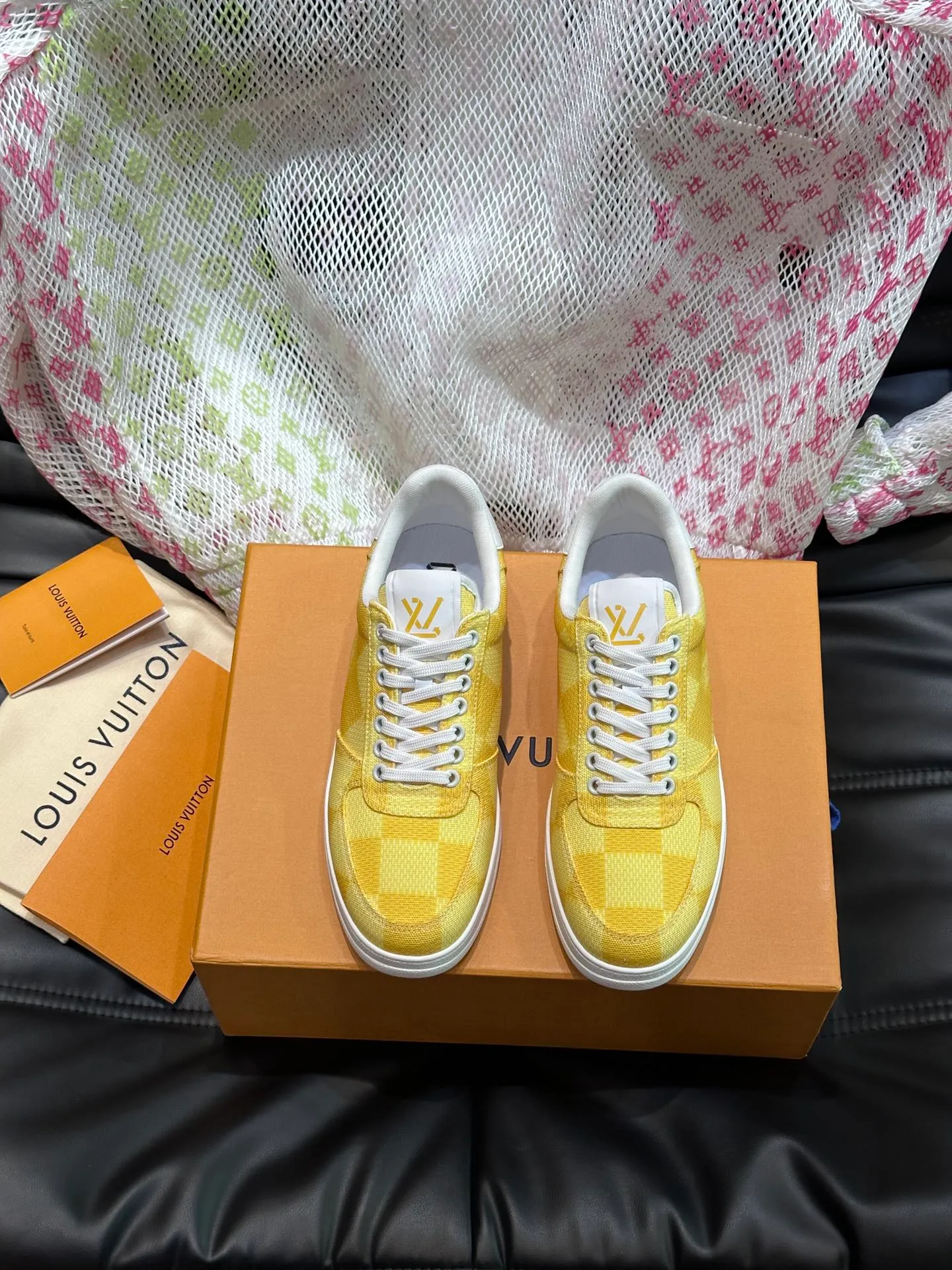 Men's Men's Shoes 💰p420 L·v Rivoli men's low-top casual sneakers, the classic checkerboard pattern will never go out of style. This Rivoli environmentally friendly sneaker is made of 90% sustainable materials. It is recycled polyester fiber integrated with the iconic Damier jacquard, and the outsole is shaped with recycled polyurethane. An upcycled LV logo perches on the tongue, while Louis Vuitton logos appear on the sides and rear. Comfortable and durable, versatile style, can be worn in all seasons, simple and fashionable item!  Size: 38-44